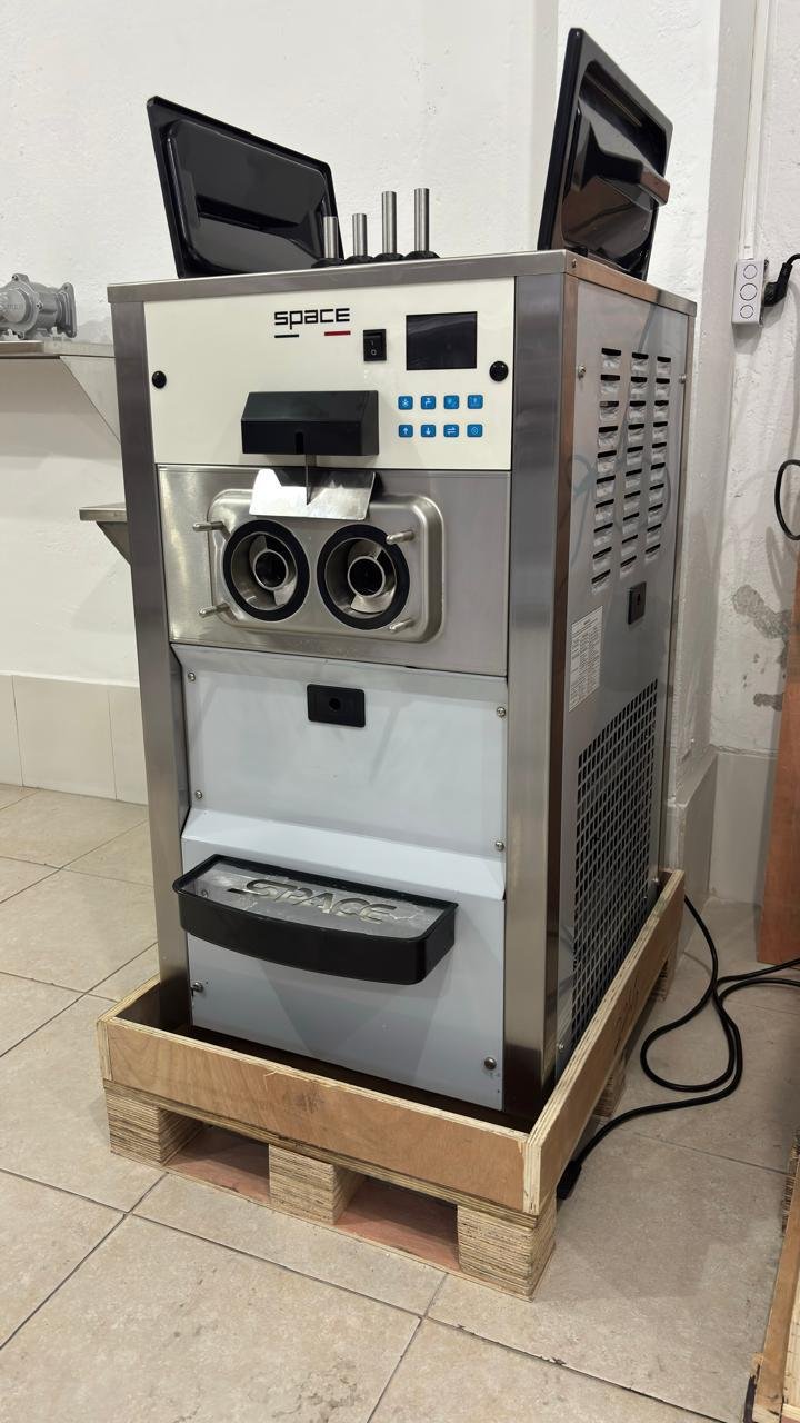 Máquina de helado soft SPACE sin tapa dispensadora, con sus dos cilindros de congelación a la vista